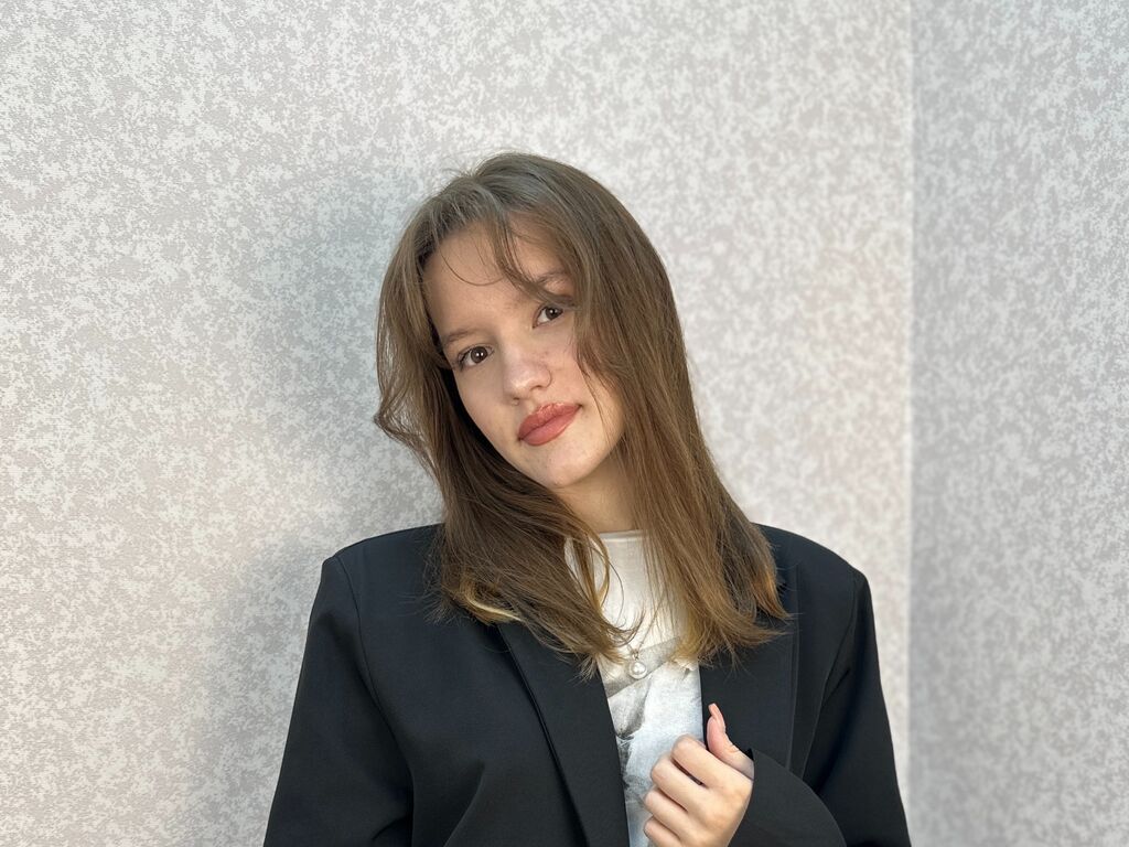 ElletteHewlett Picture